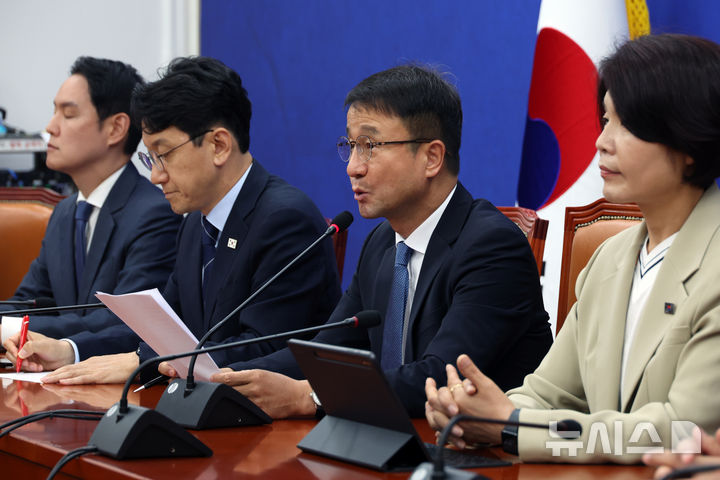 [서울=뉴시스] 고승민 기자 = 한병도 더불어민주당 원내대표가 4일 서울 여의도 국회에서 열린 정책조정회의에서 발언하고 있다. 2026.06.04. kkssmm99@newsis.com