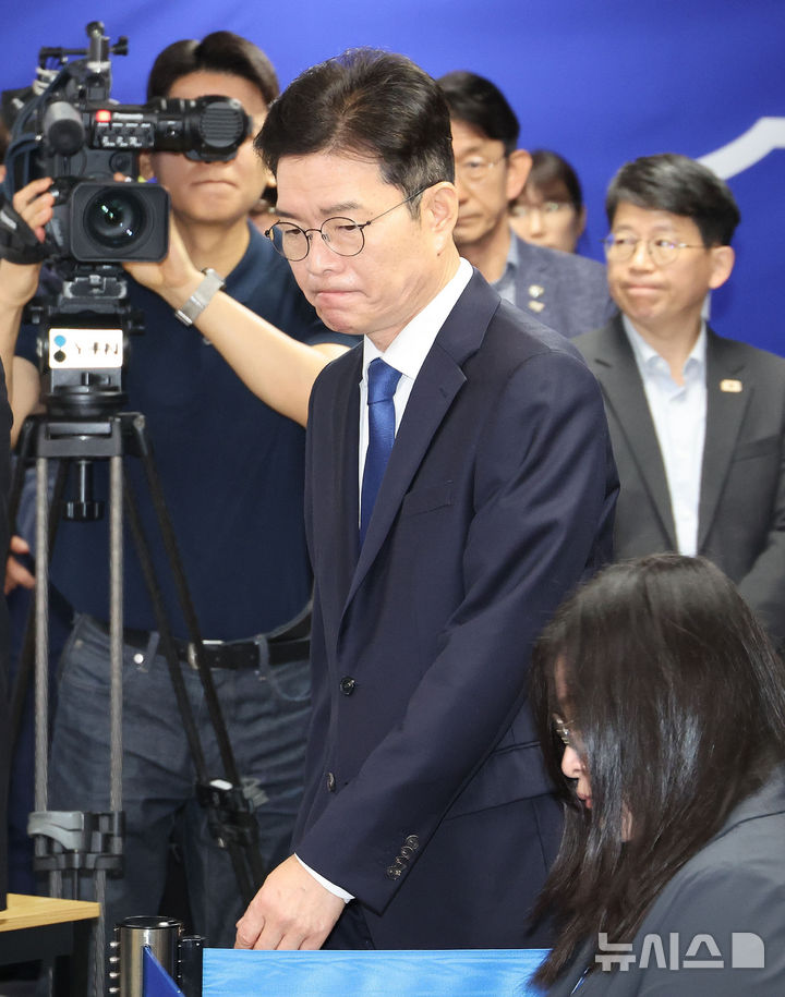 [서울=뉴시스] 김근수 기자 = 정원오 더불어민주당 서울시장 후보자가 4일 서울 중구 세종대로 선거상황실에서 승복 선언 관련 발언을 위해 입장하고 있다. (공동취재) 2026.06.04. photo@newsis.com