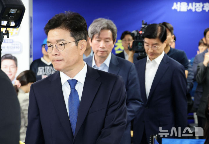 [서울=뉴시스] 김근수 기자 = 정원오 더불어민주당 서울시장 후보자가 4일 서울 중구 세종대로 선거상황실에서 승복 선언 관련 발언을 위해 입장하고 있다. (공동취재) 2026.06.04. photo@newsis.com