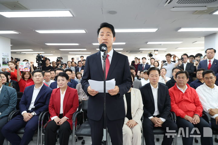 [서울=뉴시스] 황준선 기자 = 서울시장 당선이 확실시된 오세훈 국민의힘 후보가 4일 오전 서울 종로구 선거사무실에서 발언하고 있다. 2026.06.04. hwang@newsis.com
