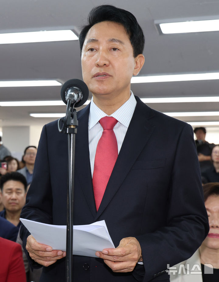 [서울=뉴시스] 황준선 기자 = 오세훈 국민의힘 서울시장 후보가가 4일 오전 서울 종로구 선거사무실에서 당선이 유력해진 후 소감을 밝히고 있다. 2026.06.04. hwang@newsis.com