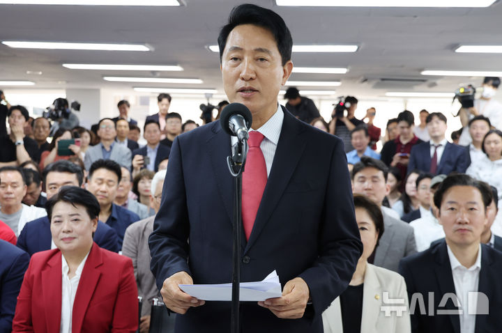 [서울=뉴시스] 황준선 기자 = 오세훈 국민의힘 서울시장 후보가 4일 오전 서울 종로구 선거사무실에서 당선이 유력해진 후 소감을 밝히고 있다. 2026.06.04. hwang@newsis.com