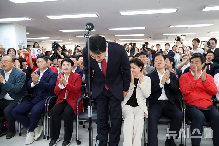 [서울=뉴시스] 황준선 기자 = 서울시장 당선이 확실시된 오세훈 국민의힘 후보가 4일 오전 서울 종로구 선거사무실에서 발언하며 인사하고 있다. 2026.06.04. hwang@newsis.com