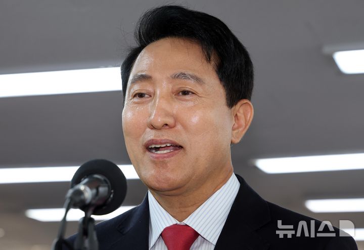 [서울=뉴시스] 황준선 기자 = 서울시장 당선이 확실시된 오세훈 국민의힘 후보가 4일 오전 서울 종로구 선거사무실에서 발언하고 있다. 2026.06.04. hwang@newsis.com
