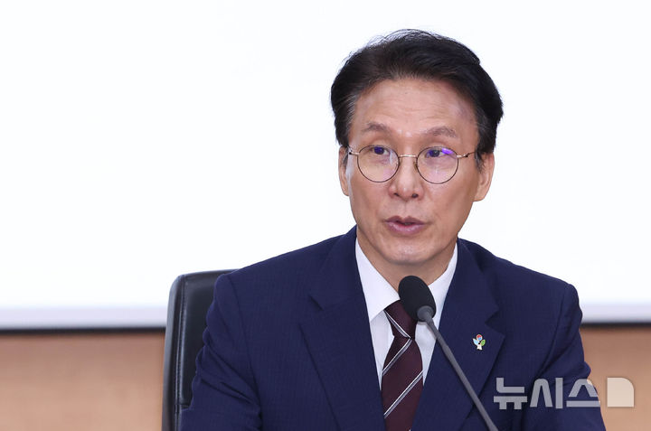 [서울=뉴시스] 조수정 기자 = 김민석 국무총리가 4일 오전 서울 종로구 정부서울청사에서 정부 드론·대드론 통합TF 최종보고회의를 주재하고 있다. 2026.06.04. chocrystal@newsis.com