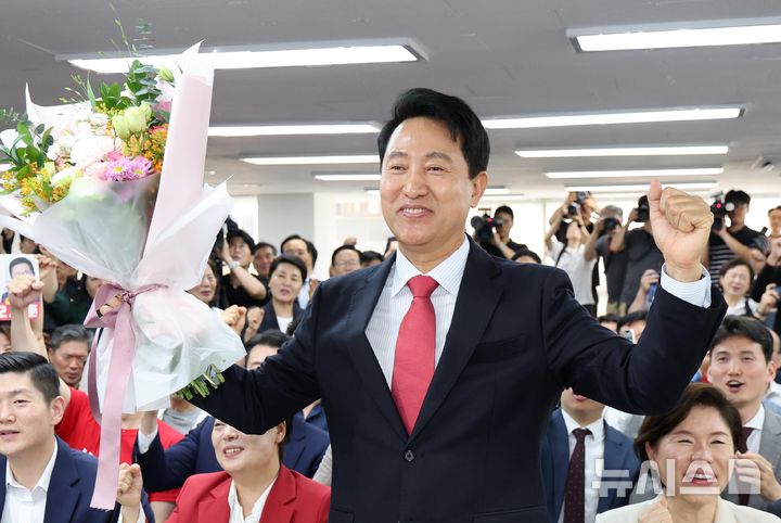 [서울=뉴시스] 황준선 기자 = 서울시장 당선이 확실시된 오세훈 국민의힘 후보가 4일 오전 서울 종로구 선거사무실에서 꽃다발을 들고 포즈를 취하고 있다. 2026.06.04. hwang@newsis.com