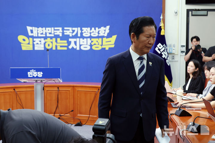 [서울=뉴시스] 고승민 기자 = 정청래 더불어민주당 총괄상임선대위원장이 4일 서울 여의도 국회에서 기자회견을 마친 뒤 퇴장하고 있다. 2026.06.04. kkssmm99@newsis.com