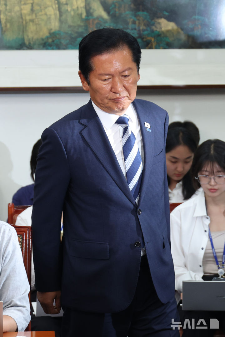 [서울=뉴시스] 고승민 기자 = 정청래 더불어민주당 총괄상임선대위원장이 4일 서울 여의도 국회에서 기자회견을 하기 위해 발언대로 향하고 있다. 2026.06.04. kkssmm99@newsis.com