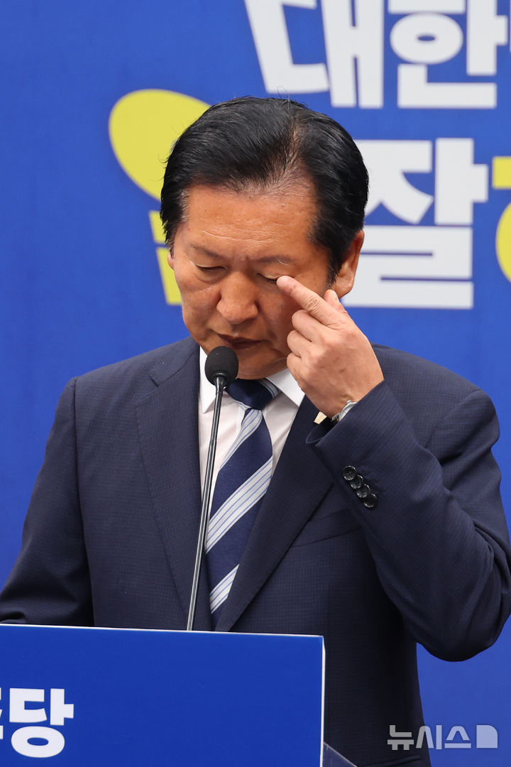 [서울=뉴시스] 고승민 기자 = 정청래 더불어민주당 총괄상임선대위원장이 4일 서울 여의도 국회에서 기자회견을 하던 중 눈가를 만지고 있다. 2026.06.04. kkssmm99@newsis.com