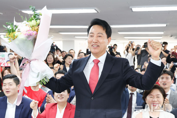 [서울=뉴시스] 황준선 기자 = 서울시장 당선이 확실시된 오세훈 국민의힘 후보가 4일 오전 서울 종로구 선거사무실에서 꽃다발을 들고 기념촬영 하고 있다. 2026.06.04. hwang@newsis.com
