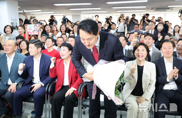[서울=뉴시스] 황준선 기자 = 서울시장 당선이 확실시된 오세훈 국민의힘 후보가 4일 오전 서울 종로구 선거사무실에서 감사인사를 하고 있다. 2026.06.04. hwang@newsis.com