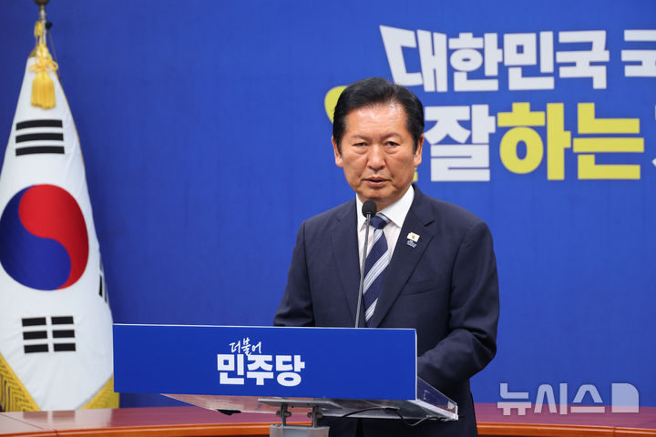 [서울=뉴시스] 고승민 기자 = 정청래 더불어민주당 총괄상임선대위원장이 4일 서울 여의도 국회에서 기자회견을 하고 있다. 2026.06.04. kkssmm99@newsis.com