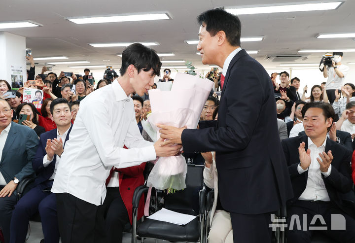 [서울=뉴시스] 황준선 기자 = 서울시장 당선이 확실시된 오세훈 국민의힘 후보가 4일 오전 서울 종로구 선거사무실에서 축하 꽃다발을 받고 있다. 2026.06.04. hwang@newsis.com