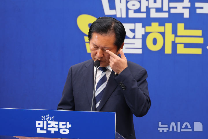 [서울=뉴시스] 고승민 기자 = 정청래 더불어민주당 총괄상임선대위원장이 4일 서울 여의도 국회에서 기자회견을 하던 중 눈가를 만지고 있다. 2026.06.04. kkssmm99@newsis.com