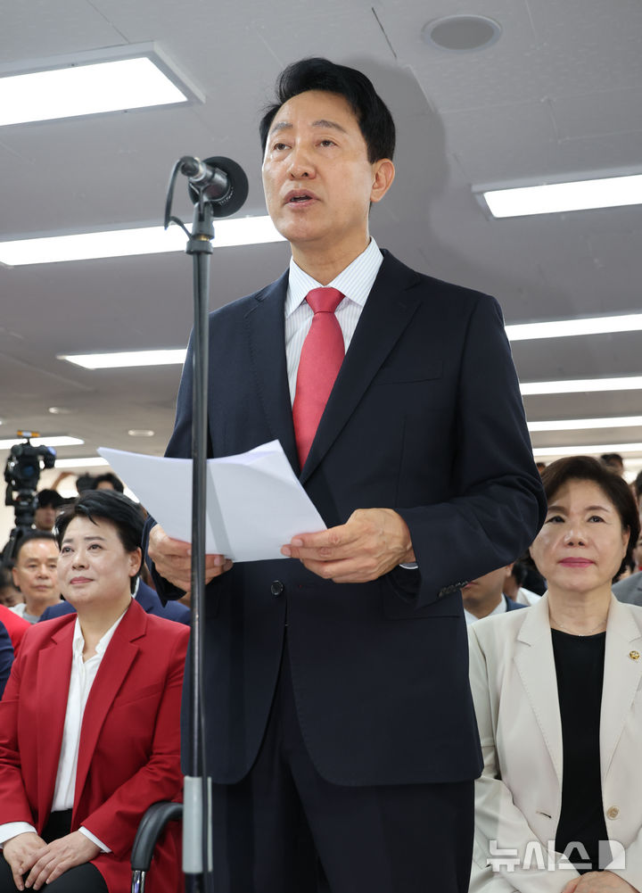 [서울=뉴시스] 황준선 기자 = 서울시장 당선이 확실시된 오세훈 국민의힘 후보가 4일 오전 서울 종로구 선거사무실에서 소감을 밝히고 있다. 2026.06.04. hwang@newsis.com