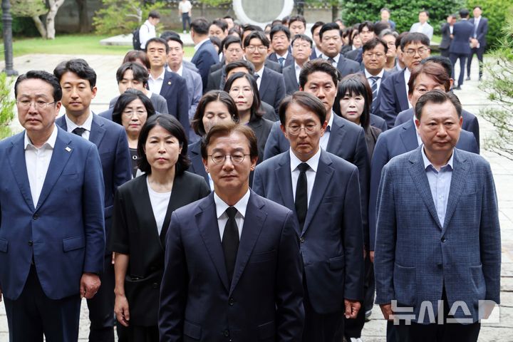  [부산=뉴시스] 하경민 기자 = 전재수 부산시장 당선인 등 부산지역 더불어민주당 소속 지방선거 당선인들이 4일 부산 동래구 충렬사를 참배하고 있다. 2026.06.04. yulnetphoto@newsis.com