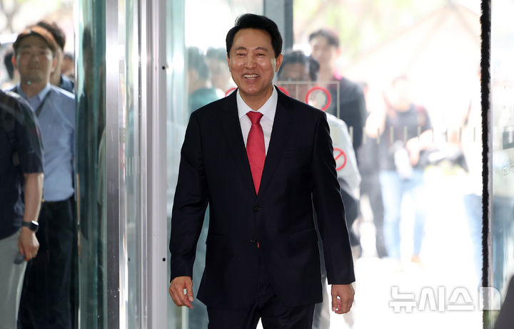 [서울=뉴시스] 김선웅 기자 = 오세훈 서울특별시장 당선인이 4일 서울시청으로 들어서고 있다. 2026.06.04. mangusta@newsis.com