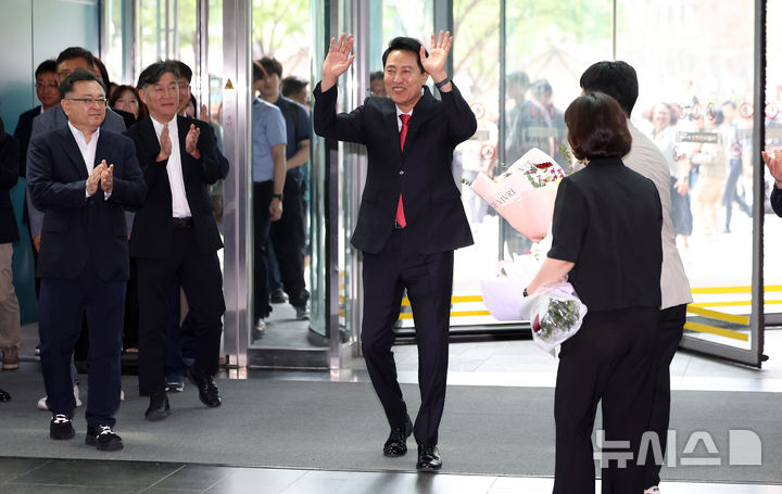 [서울=뉴시스] 김선웅 기자 = 오세훈 서울특별시장 당선인이 4일 서울시청에서 직원들에게 손을 흔들며 인사하고 있다. 2026.06.04. mangusta@newsis.com