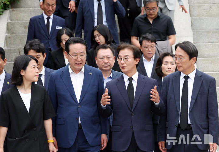  [부산=뉴시스] 하경민 기자 = 전재수 부산시장 당선인 등 부산지역 더불어민주당 소속 지방선거 당선인들이 4일 부산 동래구 충렬사를 참배한 뒤 이동하고 있다. 2026.06.04. yulnetphoto@newsis.com