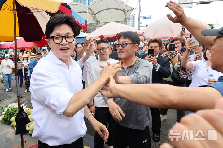 [부산=뉴시스] 권창회 기자 = 한동훈 무소속 부산 북구 갑 국회의원 당선인이 4일 부산 북구 구포시장에서 상인들에게 당선감사인사를 하고 있다. 2026.06.04. kch0523@newsis.com