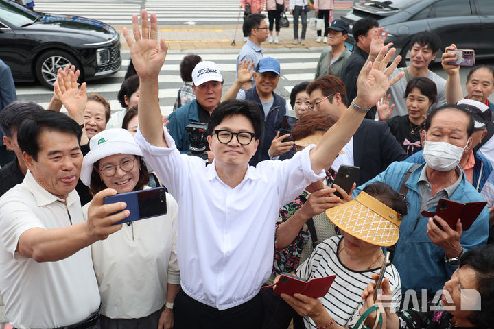 [부산=뉴시스] 권창회 기자 = 한동훈 무소속 부산 북구 갑 국회의원 당선인이 4일 부산 북구 구포시장에서 시민들에게 당선감사인사를 하고 있다. 2026.06.04. kch0523@newsis.com