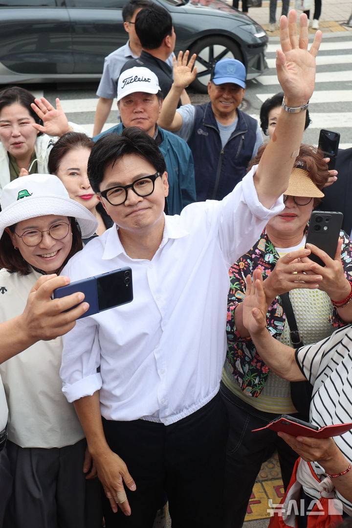 [부산=뉴시스] 권창회 기자 = 한동훈 무소속 부산 북구 갑 국회의원 당선인이 4일 부산 북구 구포시장에서 시민들에게 당선감사인사를 하고 있다. 2026.06.04. kch0523@newsis.com