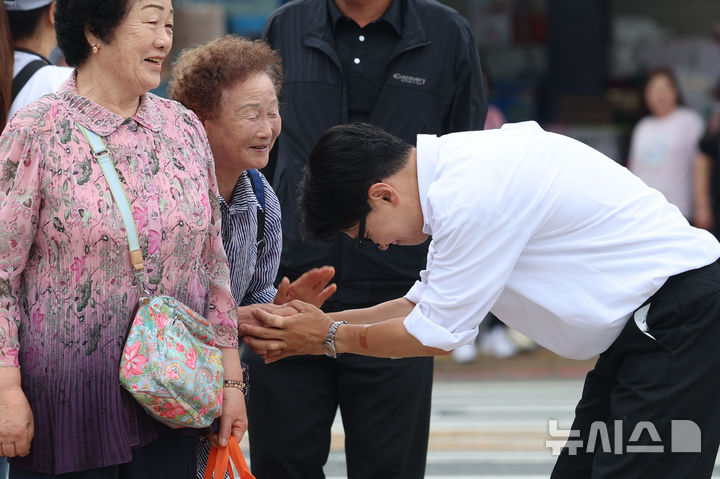 [부산=뉴시스] 권창회 기자 = 한동훈 무소속 부산 북구 갑 국회의원 당선인이 4일 부산 북구 구포시장에서 시민들에게 당선감사인사를 하고 있다. 2026.06.04. kch0523@newsis.com