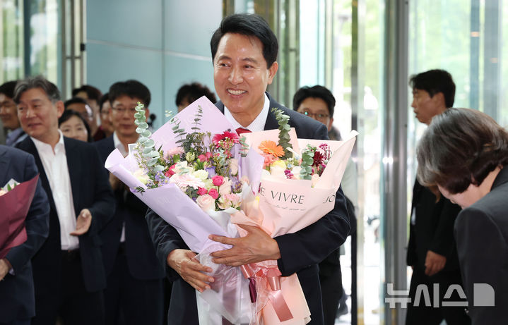 [서울=뉴시스] 김선웅 기자 = 오세훈 서울특별시장 당선인이 4일 서울시청에서 직원들에게 꽃다발을 받고 있다. (공동취재) 2026.06.04. photo@newsis.com