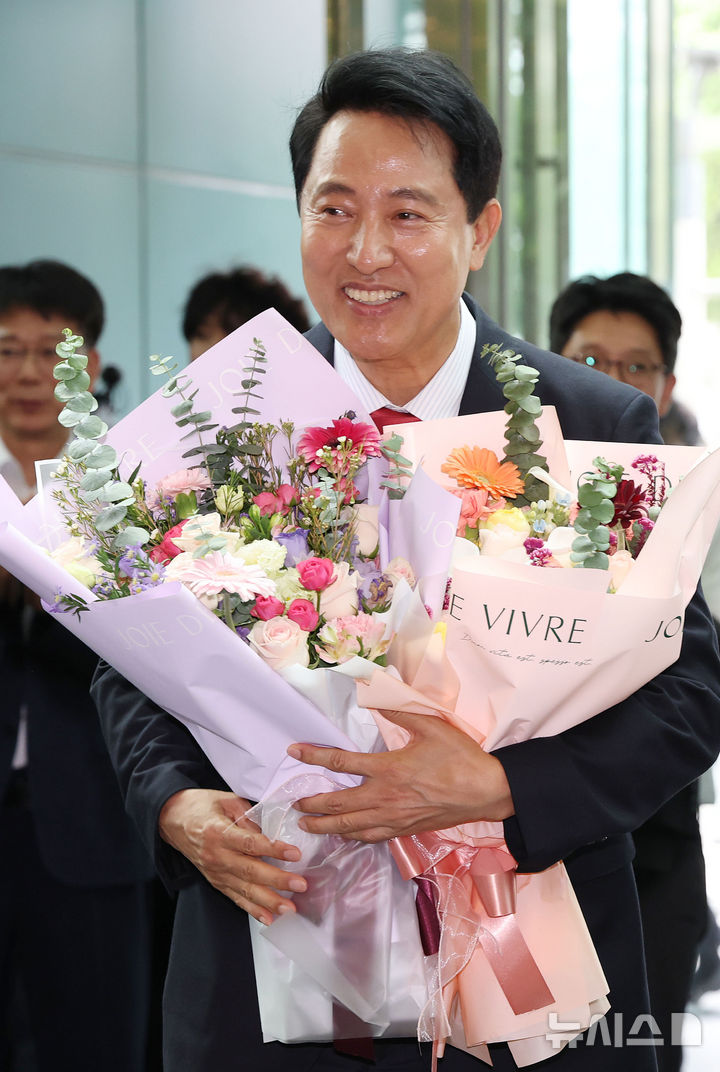 [서울=뉴시스] 김선웅 기자 = 오세훈 서울특별시장 당선인이 4일 서울시청에서 직원들에게 꽃다발을 받고 있다. (공동취재) 2026.06.04. photo@newsis.com