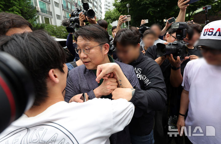 [서울=뉴시스] 홍효식 기자 = 4일 6·3 지방선거 투표용지 부족 사태를 겪은 서울 송파구 잠실7동 제2투표소 앞에서 서울시선거관리위원회 김범진 사무처장이 부정선거를 외치는 일부 시민들에게 항의받고 있다. 2026.06.04. yesphoto@newsis.com