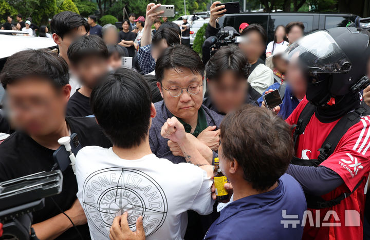 [서울=뉴시스] 홍효식 기자 = 4일 6·3 지방선거 투표용지 부족 사태를 겪은 서울 송파구 잠실7동 제2투표소 앞에서 서울시선거관리위원회 김범진 사무처장이 부정선거를 외치는 일부 시민들에게 항의받고 있다. 2026.06.04. yesphoto@newsis.com