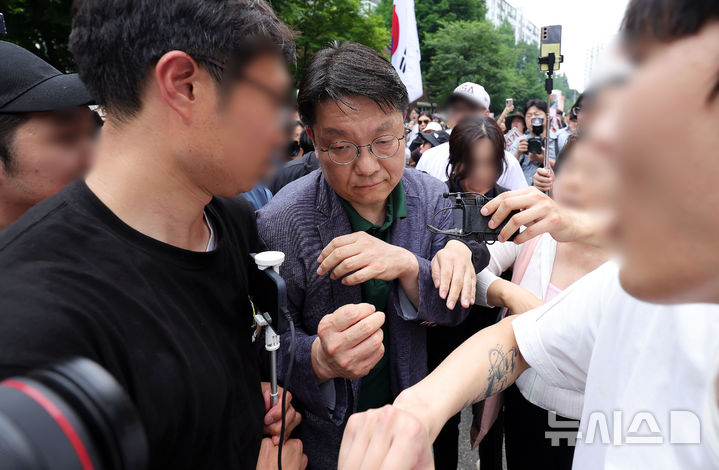 [서울=뉴시스] 홍효식 기자 = 4일 6·3 지방선거 투표용지 부족 사태를 겪은 서울 송파구 잠실7동 제2투표소 앞에서 서울시선거관리위원회 김범진 사무처장이 부정선거를 외치는 일부 시민들에게 항의받고 있다. 2026.06.04. yesphoto@newsis.com