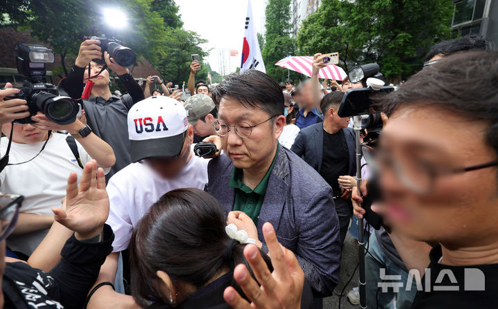 [서울=뉴시스] 홍효식 기자 = 4일 6·3 지방선거 투표용지 부족 사태를 겪은 서울 송파구 잠실7동 제2투표소 앞에서 서울시선거관리위원회 김범진 사무처장이 부정선거를 외치는 일부 시민들에게 항의받고 있다. 2026.06.04. yesphoto@newsis.com