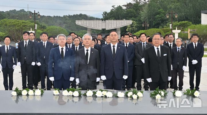 [광주=뉴시스] 6·3지방선거 더불어민주당 광주시·전남도당 소속 당선인들이 4일 오전 광주 북구 운정동 국립5·18민주묘지를 찾아 오월영령에 참배하고 있다. 2026.06.04. leeyj2578@newsis.com