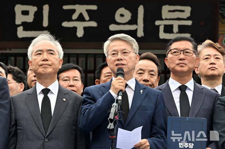 [광주=뉴시스] 이영주 기자 = 민형배(가운데) 더불어민주당 전남광주통합특별시장 당선인이 4일 오전 광주 북구 운정동 국립5·18민주묘지에서 열린 기자회견에 참석해 발언하고 있다. 2026.06.04. leeyj2578@newsis.com