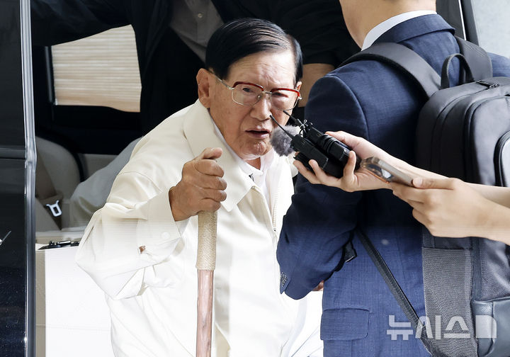 [서울=뉴시스] 김혜진 기자 = 국민의힘 당원 집단 가입 의혹 등 정교유착 의혹을 받는 이만희 신천지예수교증거장막성전(신천지) 총회장이 4일 오후 서울 서초구 서울고검에 위치한 합수본 사무실에 피의자 신분으로 출석하고 있다. 2026.06.04. jini@newsis.com