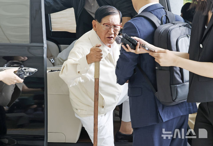 [서울=뉴시스] 김혜진 기자 = 신천지의 국민의힘 집단 당원 가입 의혹을 들여다보는 합동수사본부(본부장 김태훈 대전고검장)가 교단의 '정점'인 이만희 총회장에 대한 신병 확보에 나섰다. 사진은 이 회장. 2026.06.22. jini@newsis.com