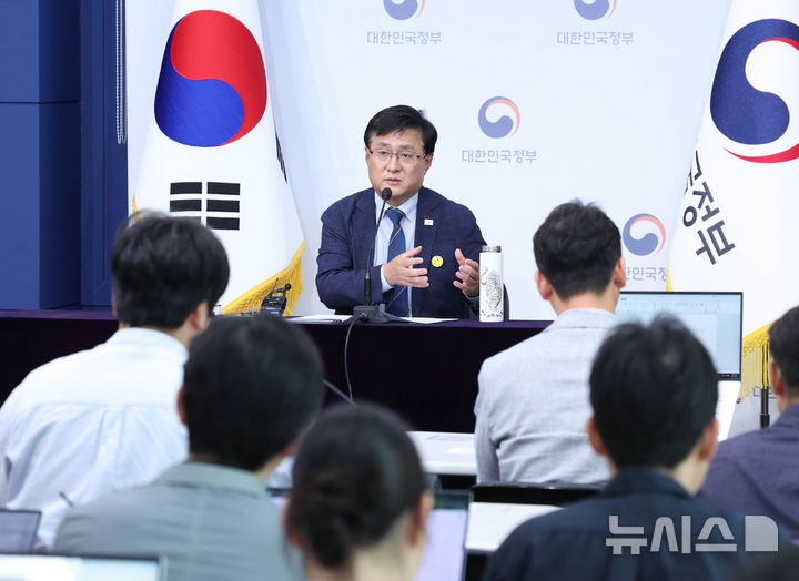 [서울=뉴시스] 조수정 기자 = 김성환 기후에너지환경부 장관이 4일 오전 서울 종로구 정부서울청사에서 1주년 주요성과 발표 출입기자단 간담회를 하고 있다. 2026.06.04. chocrystal@newsis.com