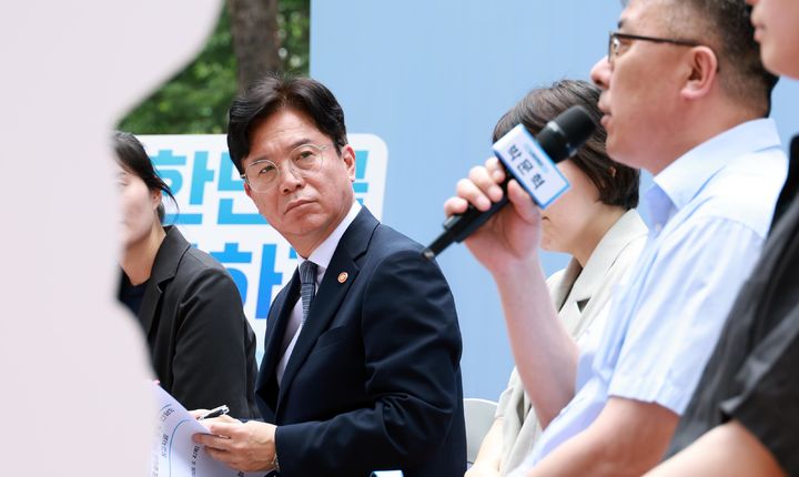 [서울=뉴시스] 김영훈 고용노동부 장관이 지난달 4일 서울 금천구 가산디지털단지 야외광장에서 '직장인들과 함께하는 현장 간담회'를 하고 있다. (사진=고용노동부 제공) 2026.06.04. photo@newsis.com *재판매 및 DB 금지