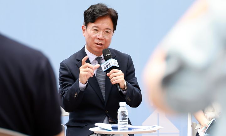 [서울=뉴시스] 김영훈 고용노동부 장관이 지난 4일 서울 금천구 가산디지털단지 야외광장에서 '직장인들과 함께하는 현장 간담회'를 하고 있다. (사진=고용노동부 제공) 2026.06.04. photo@newsis.com *재판매 및 DB 금지