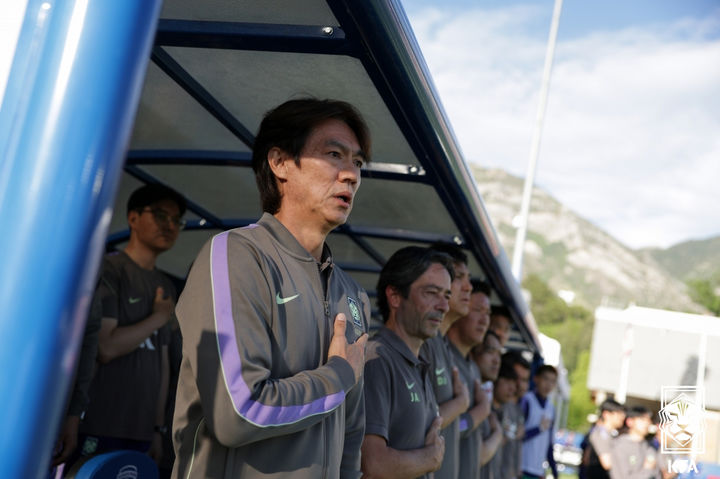[서울=뉴시스] 축구대표팀 홍명보 감독 등이 3일(현지 시간) 미국 유타주 솔트레이크시티의 브리검영대(BYU) 사우스필드에서 2026 국제축구연맹(FIFA) 북중미 월드컵을 앞두고 열린 대한민국과 엘살바도르의 평가전에서 국민의례를 하고 있다. (사진=대한축구협회 제공) 2026.06.04. photo@newsis.com *재판매 및 DB 금지