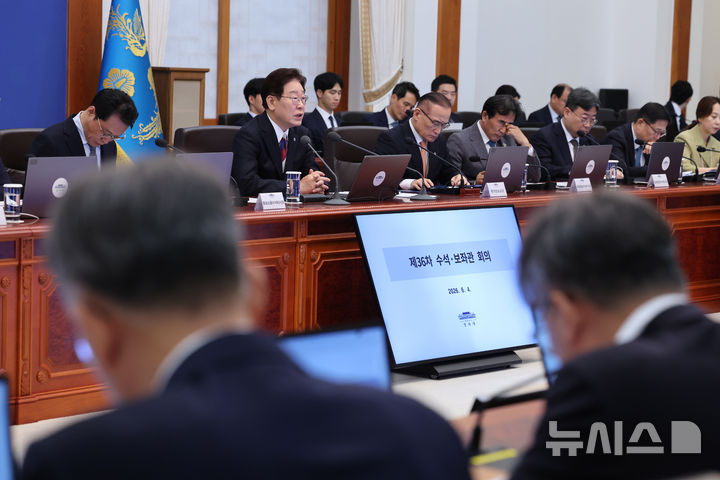 [서울=뉴시스] 최동준 기자 = 이재명 대통령이 4일 청와대에서 열린 수석보좌관회의에서 발언하고 있다. 2026.06.04. photocdj@newsis.com