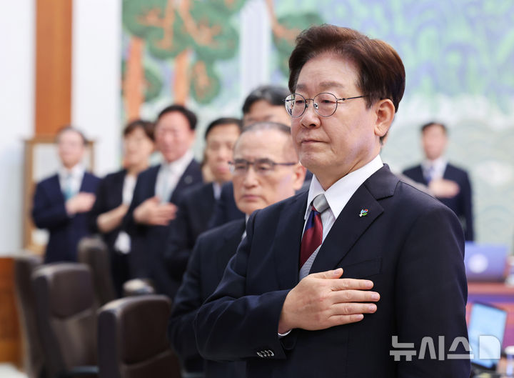 [서울=뉴시스] 최동준 기자 = 이재명 대통령이 4일 청와대에서 열린 수석보좌관회의에서 국민의례를 하고 있다. 2026.06.04. photocdj@newsis.com