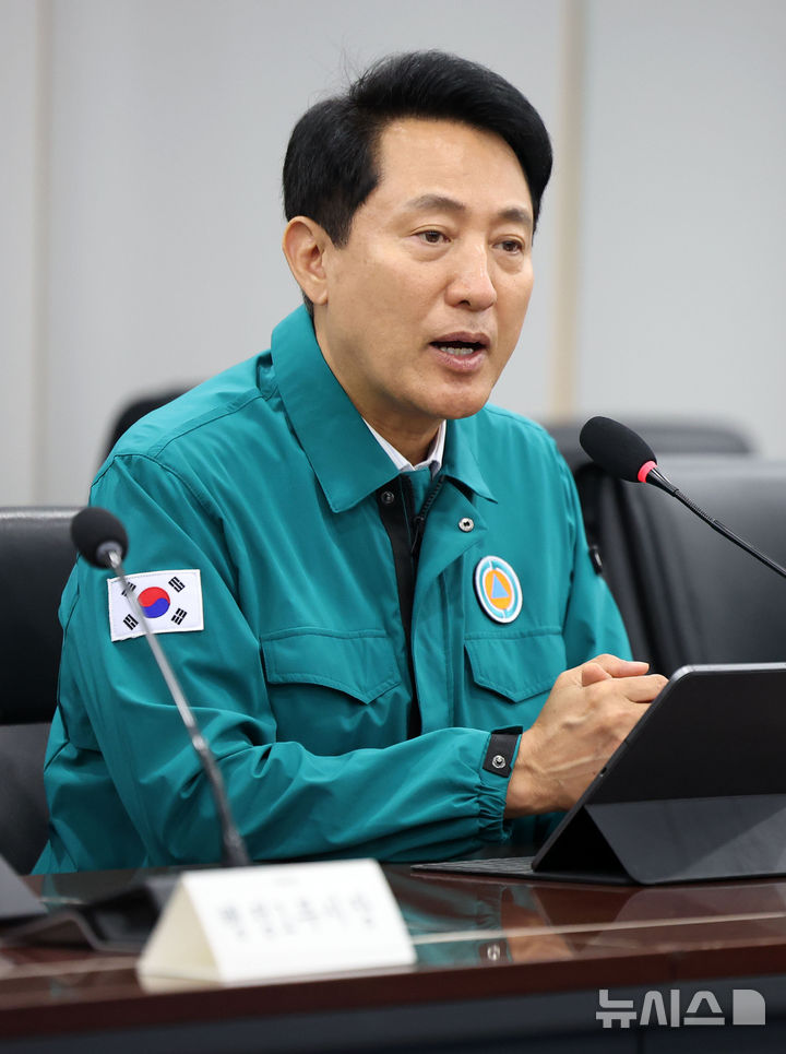 [서울=뉴시스] 김선웅 기자 = 5선에 성공해 시장 직무에 복귀한 오세훈 서울특별시장이 4일 서울시청 기획상황실에서 열린 여름철 대책 특별점검회의를 주재하고 있다. 2026.06.04. mangusta@newsis.com