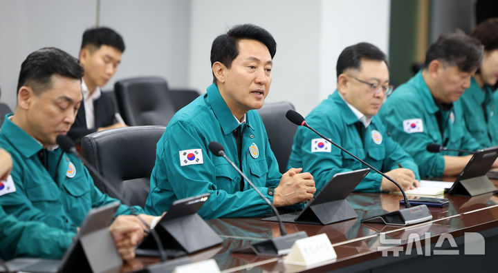 [서울=뉴시스] 김선웅 기자 = 5선에 성공해 시장 직무에 복귀한 오세훈 서울특별시장이 4일 서울시청 기획상황실에서 열린 여름철 대책 특별점검회의를 주재하고 있다. 2026.06.04. mangusta@newsis.com