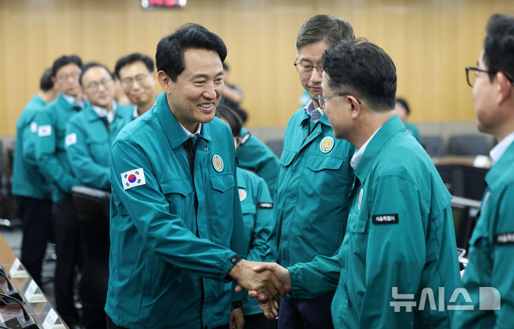 [서울=뉴시스] 김선웅 기자 = 5선에 성공해 시장 직무에 복귀한 오세훈 서울특별시장이 4일 서울시청 기획상황실에서 열린 여름철 대책 특별점검회의에 참석하며 서울시 간부들과 인사를 나누고 있다. 2026.06.04. mangusta@newsis.com