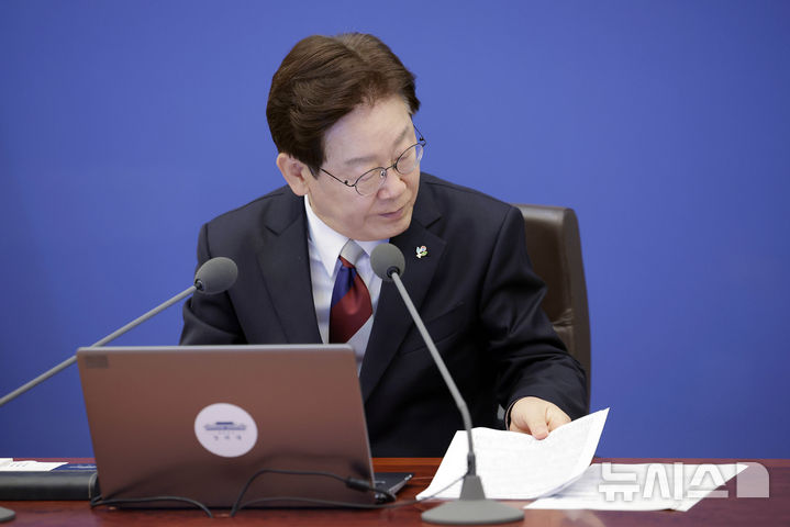 [서울=뉴시스] 최동준 기자 = 이재명 대통령이 4일 청와대에서 열린 수석보좌관회의에서 자료를 살펴보고 있다. 2026.06.04. photocdj@newsis.com