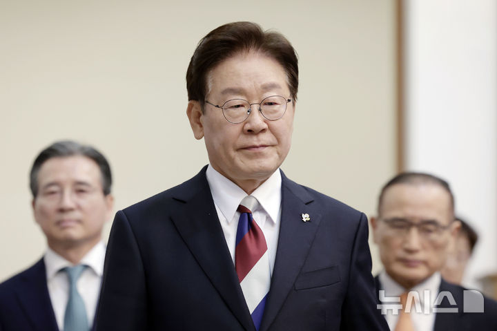 [서울=뉴시스] 최동준 기자 = 이재명 대통령이 4일 청와대에서 열린 수석보좌관회의에 입장하고 있다. 2026.06.04. photocdj@newsis.com