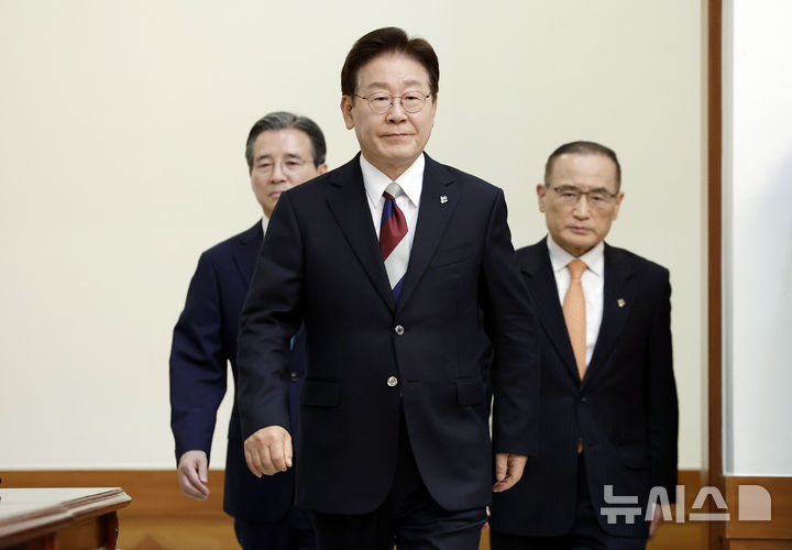 [서울=뉴시스] 최동준 기자 = 이재명 대통령이 4일 청와대에서 열린 수석보좌관회의에 입장하고 있다. 2026.06.04. photocdj@newsis.com