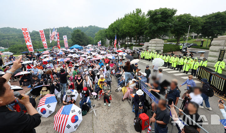 [과천=뉴시스] 조성우 기자 = 4일 경기 과천시 중앙선거관리위원회 과천청사 앞에서 투표용지 부족 사태 관련 항의 집회가 열리고 있다. 2026.06.04. xconfind@newsis.com